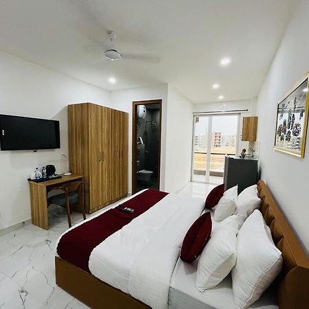 The Lodgers Studio Apartment Infront Of Artemis Hospital Gurugram Ґурґаон Екстер'єр фото
