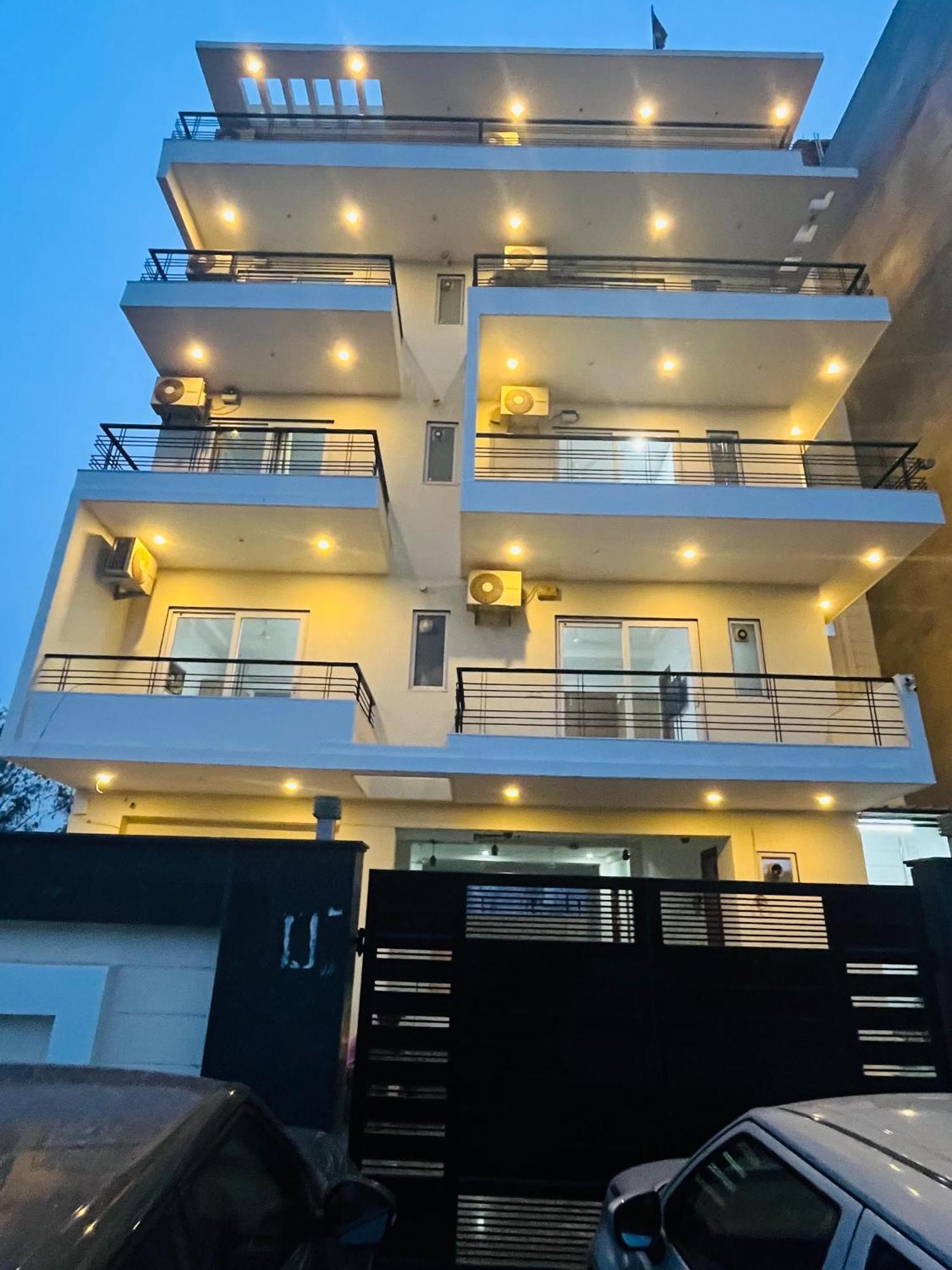The Lodgers Studio Apartment Infront Of Artemis Hospital Gurugram Ґурґаон Екстер'єр фото