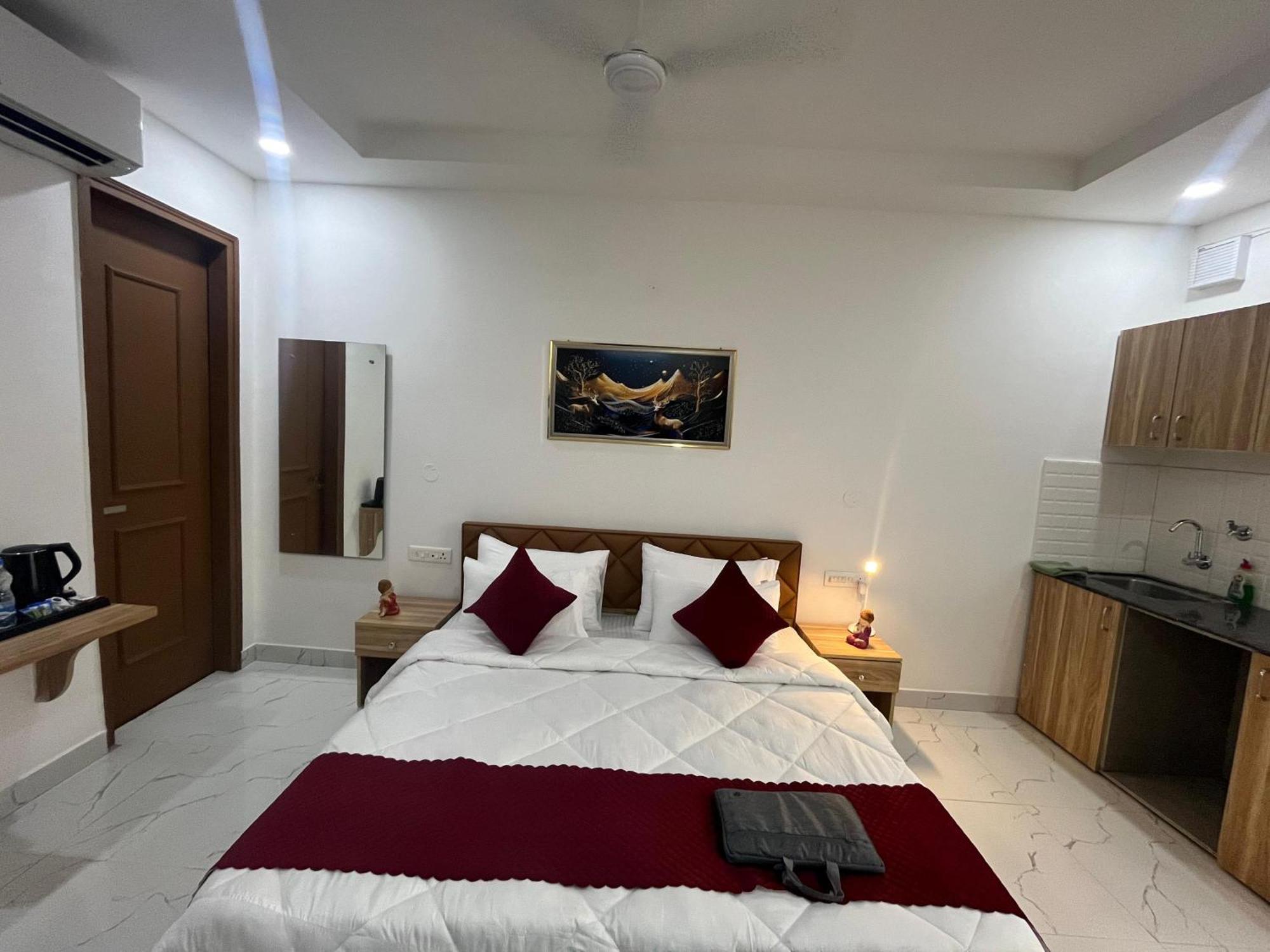 The Lodgers Studio Apartment Infront Of Artemis Hospital Gurugram Ґурґаон Екстер'єр фото