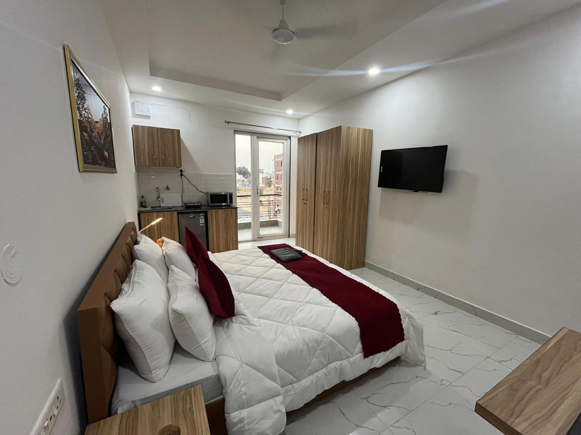 The Lodgers Studio Apartment Infront Of Artemis Hospital Gurugram Ґурґаон Екстер'єр фото