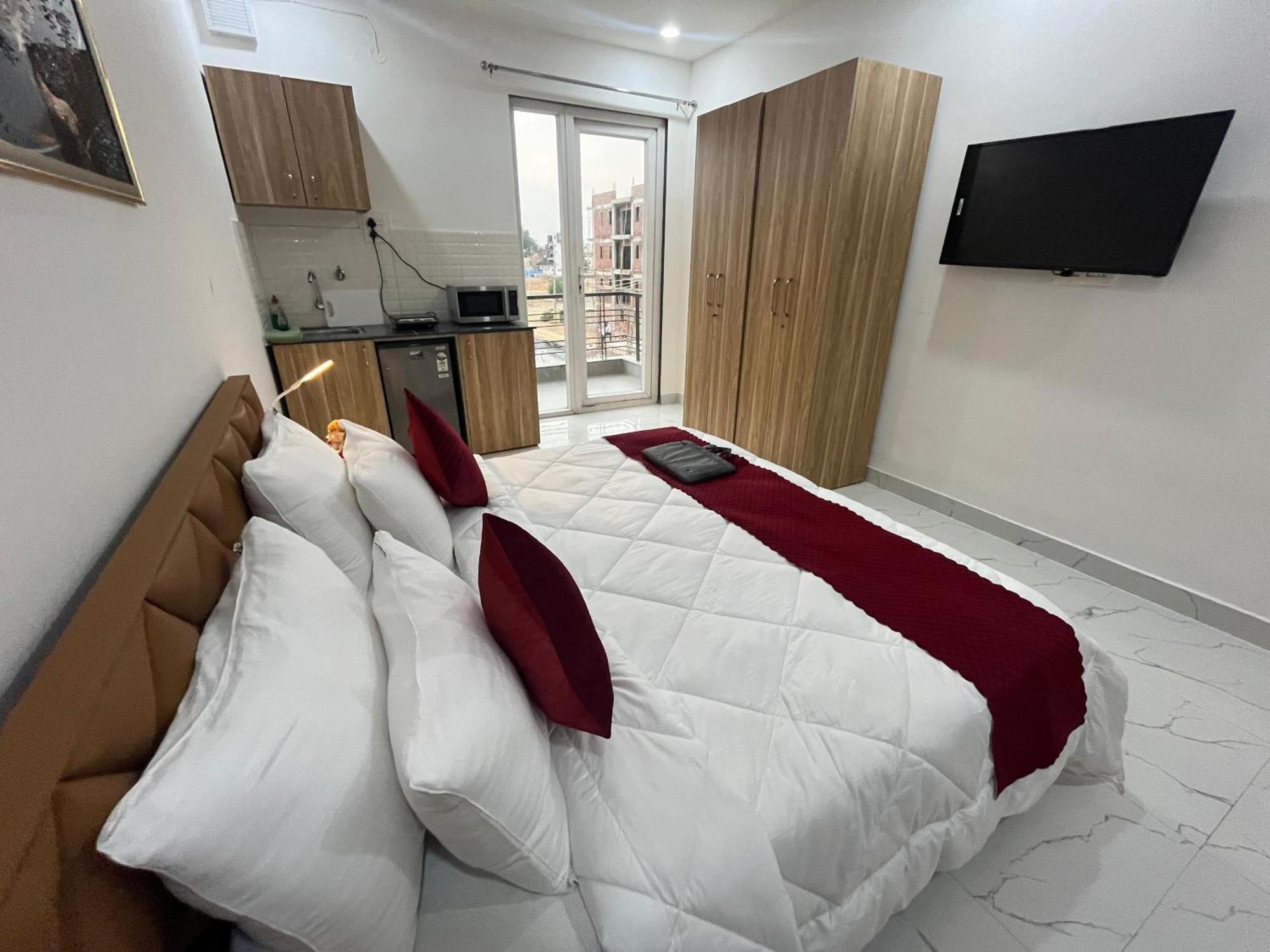 The Lodgers Studio Apartment Infront Of Artemis Hospital Gurugram Ґурґаон Екстер'єр фото