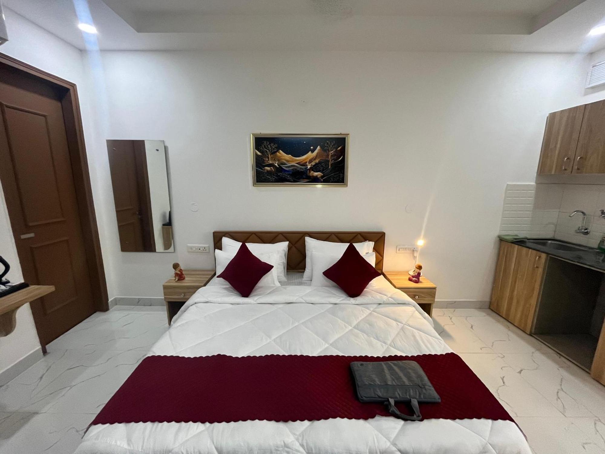 The Lodgers Studio Apartment Infront Of Artemis Hospital Gurugram Ґурґаон Екстер'єр фото