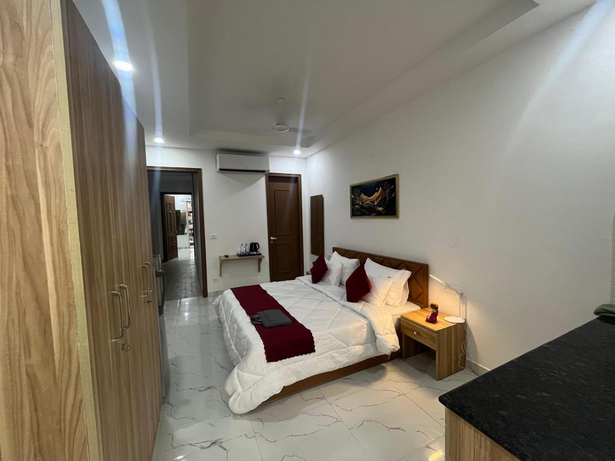 The Lodgers Studio Apartment Infront Of Artemis Hospital Gurugram Ґурґаон Екстер'єр фото