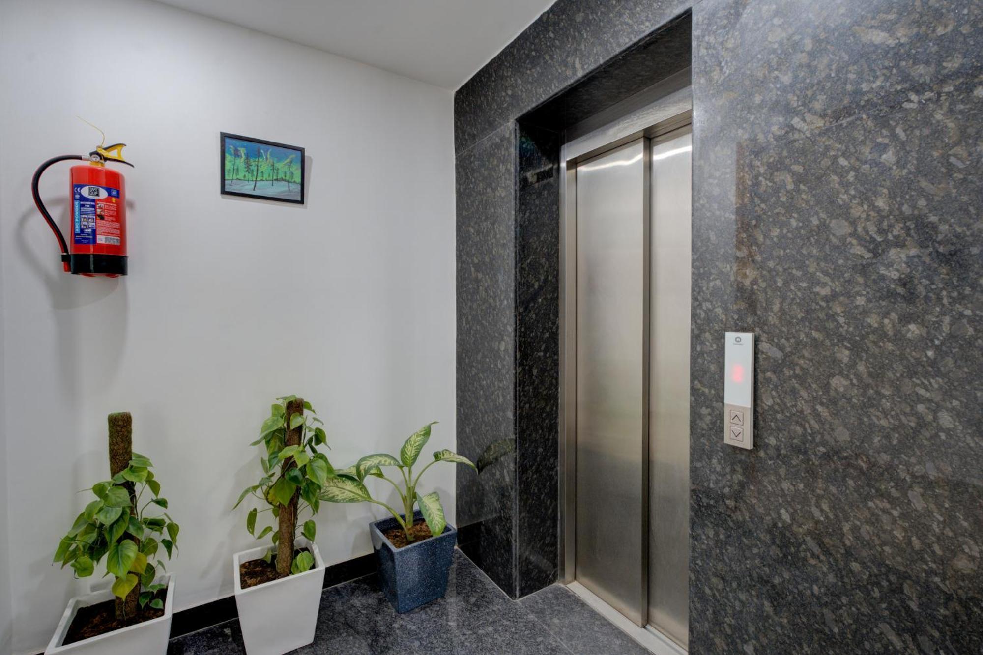 The Lodgers Studio Apartment Infront Of Artemis Hospital Gurugram Ґурґаон Екстер'єр фото