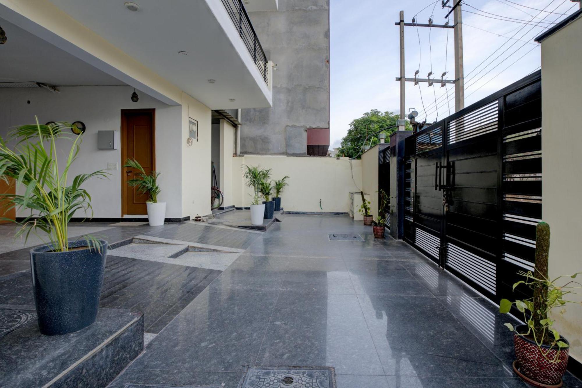 The Lodgers Studio Apartment Infront Of Artemis Hospital Gurugram Ґурґаон Екстер'єр фото