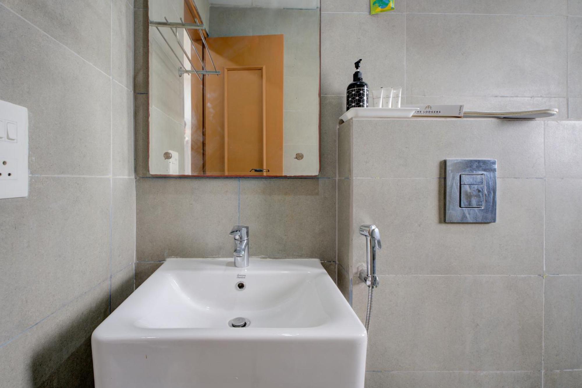 The Lodgers Studio Apartment Infront Of Artemis Hospital Gurugram Ґурґаон Екстер'єр фото